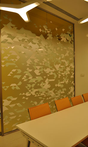 Irodai ajtók díszítő festéssel