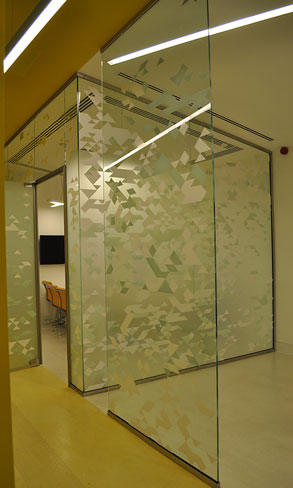 Irodai ajtók díszítő festéssel