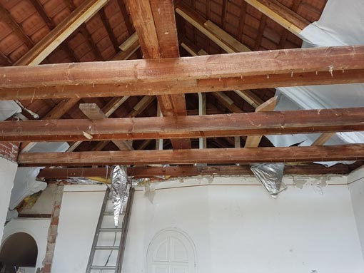 Bontott födém, fa tetőszerkezet
