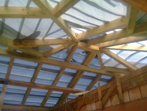 gerendák, tetőfólia és betonkoszorú