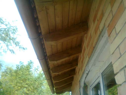 Ereszcsatorna, eresz társasházon