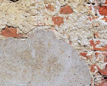 Téglafalról lemáló vakolat