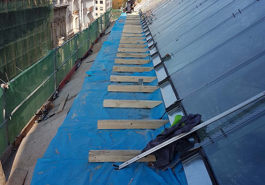 Roof battens in the high, scaffolding and safety net on the side