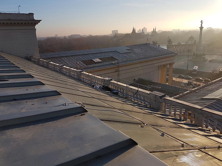 Szépművészeti teteje, háttérben a Hősök tere és a szobrok