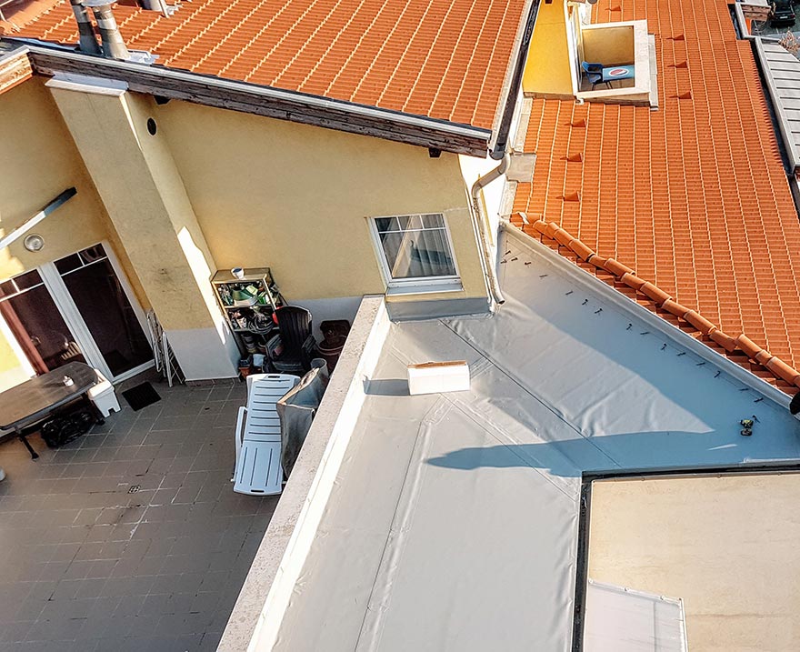 Szürke PVC burkolat a tetőn