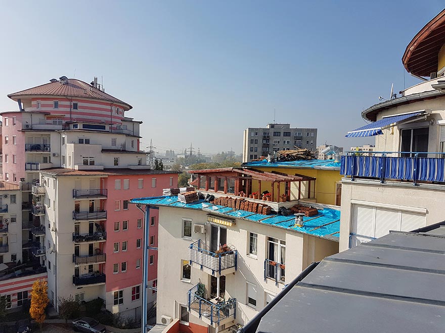 Lebontott tető társasházon